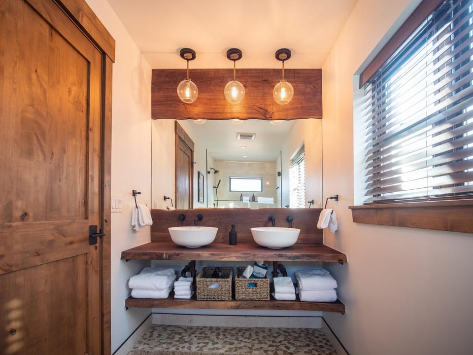 Lake Estes Getaway – Close to Downtown, Indoor/Outdoor Fireplace and Jacuzzi House in Estes Park