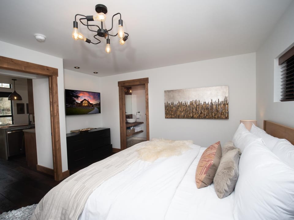Lake Estes Getaway – Close to Downtown, Indoor/Outdoor Fireplace and Jacuzzi House in Estes Park