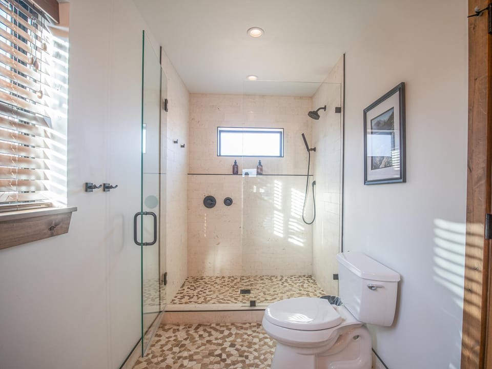 Lake Estes Getaway – Close to Downtown, Indoor/Outdoor Fireplace and Jacuzzi House in Estes Park