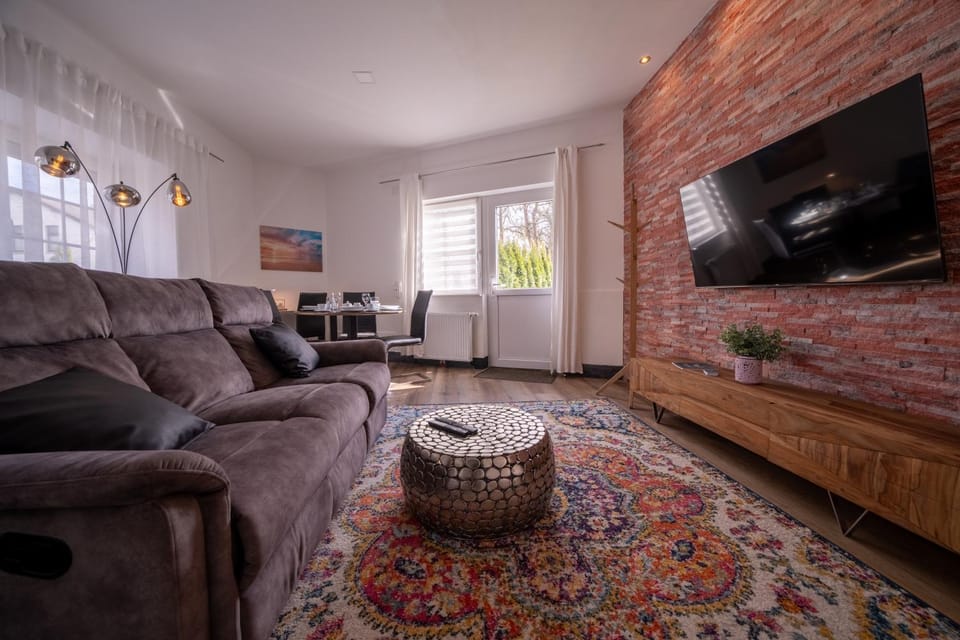 TV and multimedia, Living room, Seating area, Evening entertainment