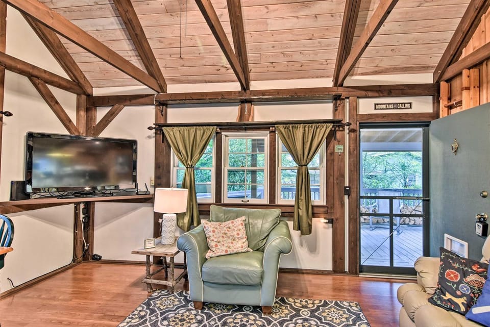 6 Mi to Grandfather Mtn: Lake Cottage w/ Deck House in Linville