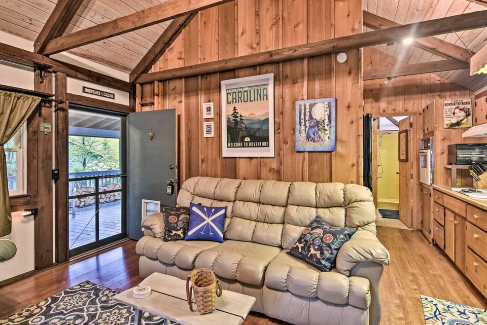 6 Mi to Grandfather Mtn: Lake Cottage w/ Deck House in Linville