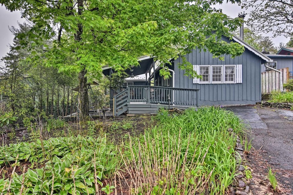 6 Mi to Grandfather Mtn: Lake Cottage w/ Deck House in Linville