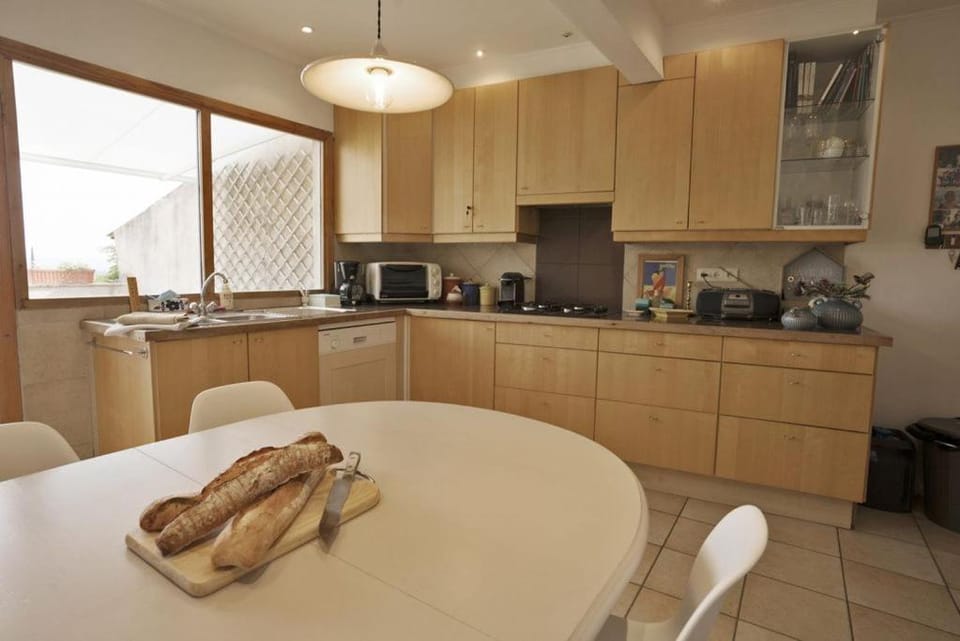 Kitchen or kitchenette, Dining area, stove