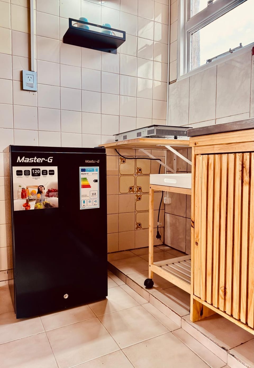 Kitchen or kitchenette, minibar, stove