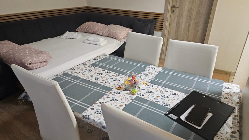 Bed, Living room, Seating area, Dining area