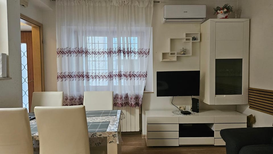 TV and multimedia, Seating area, Dining area, furniture, air conditioner