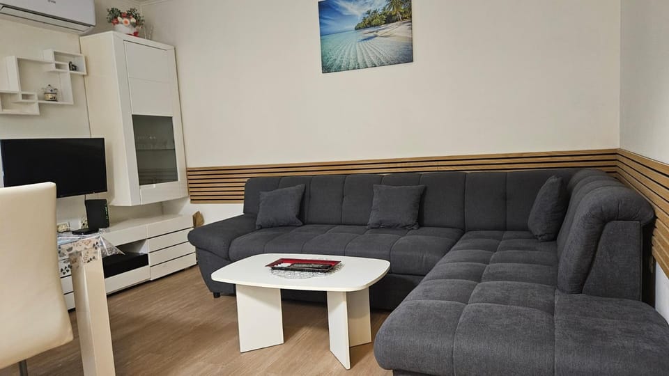Bed, TV and multimedia, Living room, Seating area