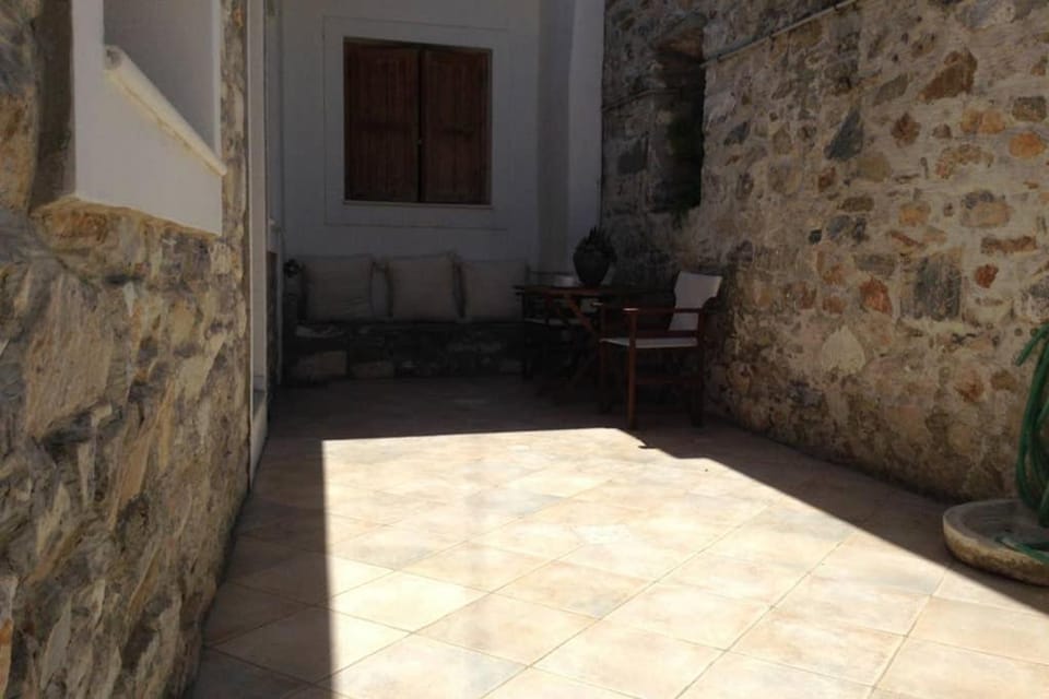 Facade/entrance, Balcony/Terrace