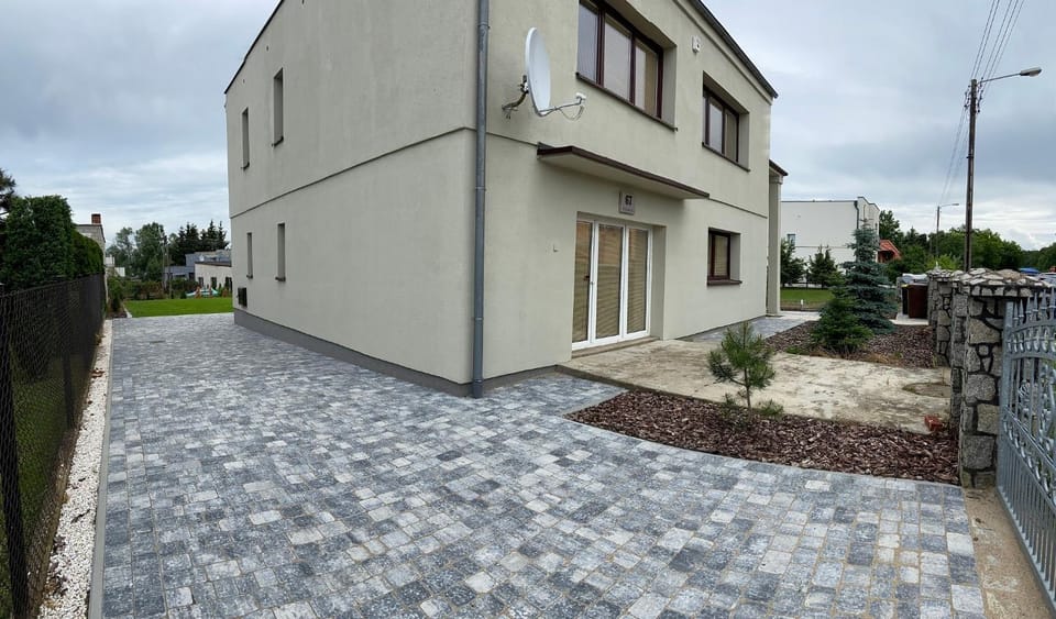 Property building, Patio, Facade/entrance, Neighbourhood, Garden
