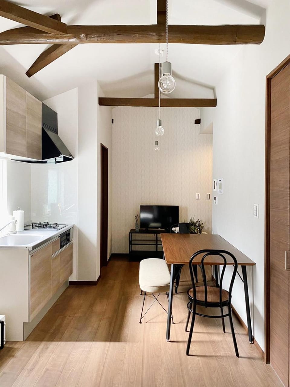 People, TV and multimedia, Kitchen or kitchenette, Living room, Food and drinks, Seating area, Dining area, Family