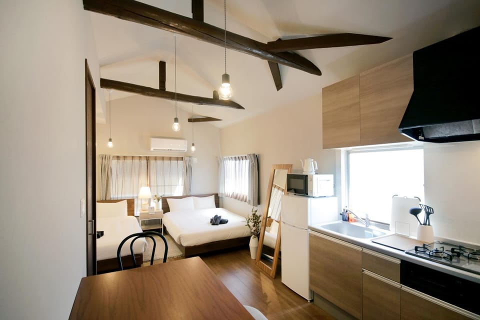 People, Coffee/tea facilities, Kitchen or kitchenette, Living room, Food and drinks, Dining area, Bedroom, Family