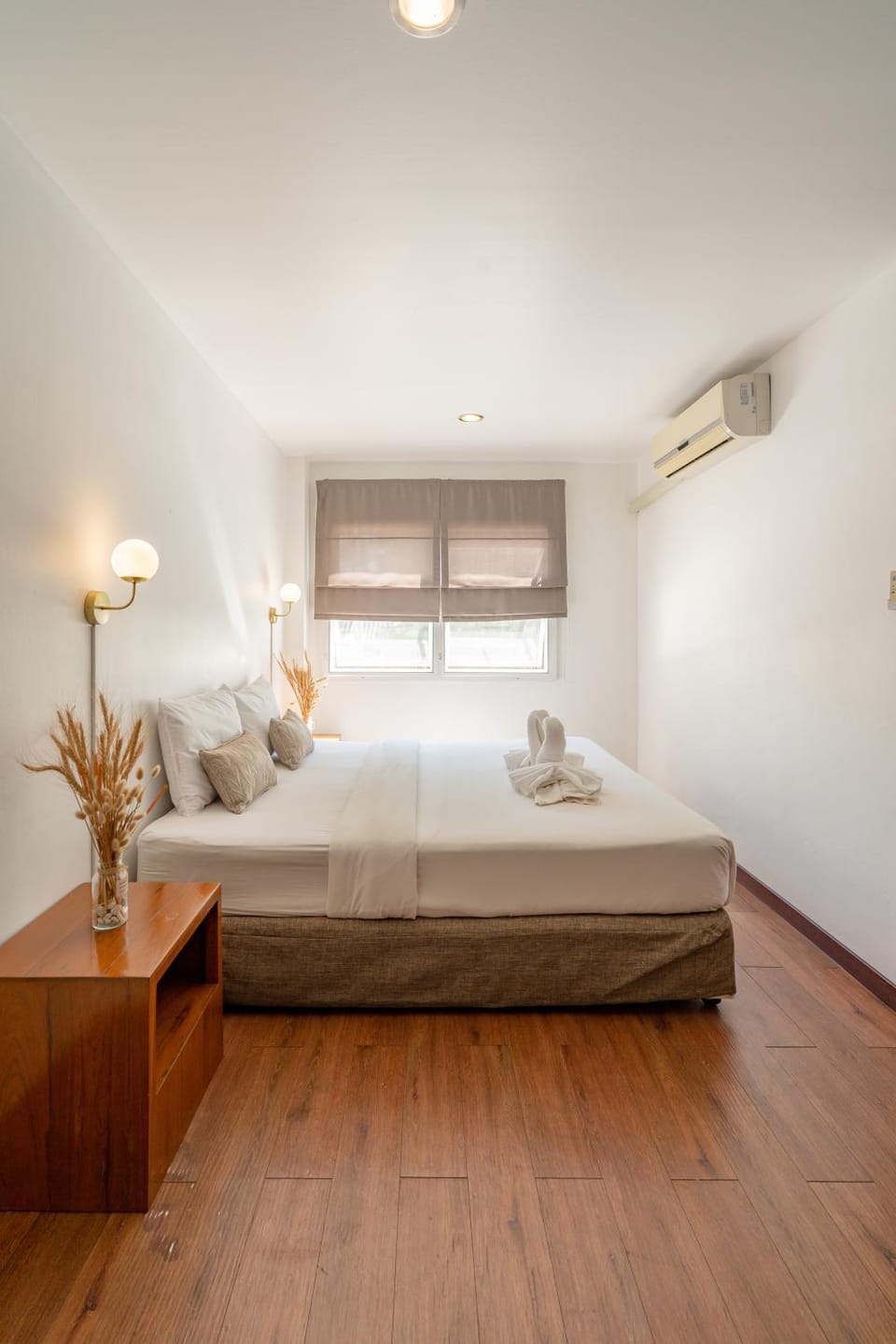 Bed, Photo of the whole room, Bedroom, air conditioner