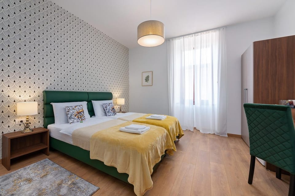 Spring, Bed, Day, Winter, Summer, Photo of the whole room, Decorative detail, Seating area, Bedroom, Autumn, On site, City view, Street view, Non alcoholic drinks, Sunset