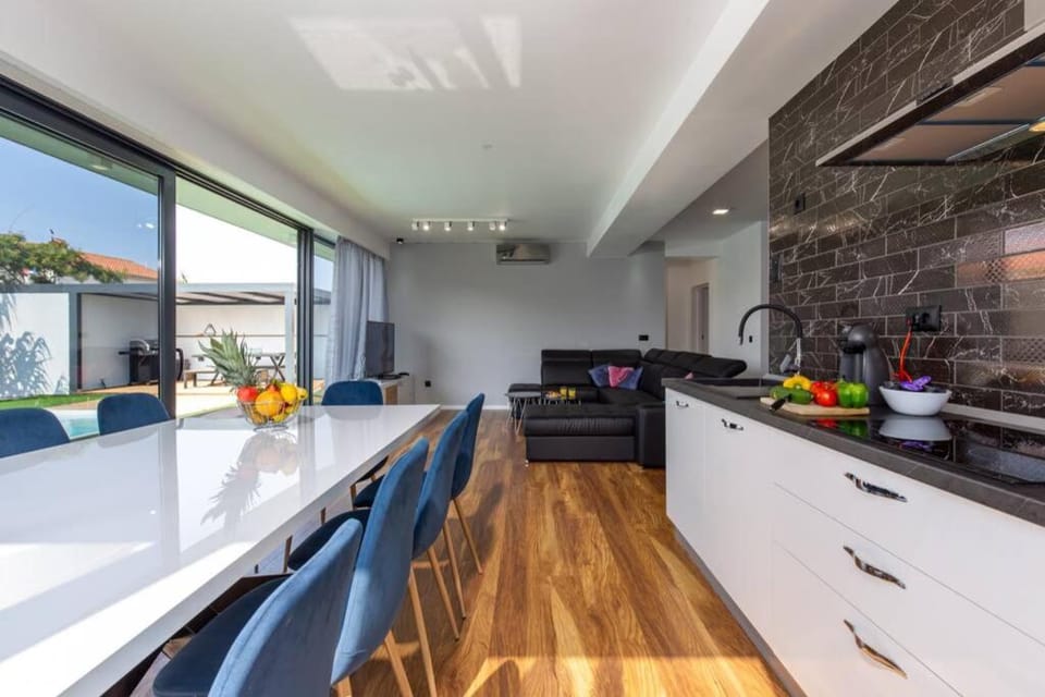 Day, Kitchen or kitchenette, Living room, Food and drinks, Decorative detail, Seating area, Dining area, Food, Time of day