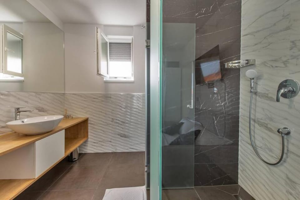 Shower, Toilet, Day, Bathroom, Decorative detail, Time of day