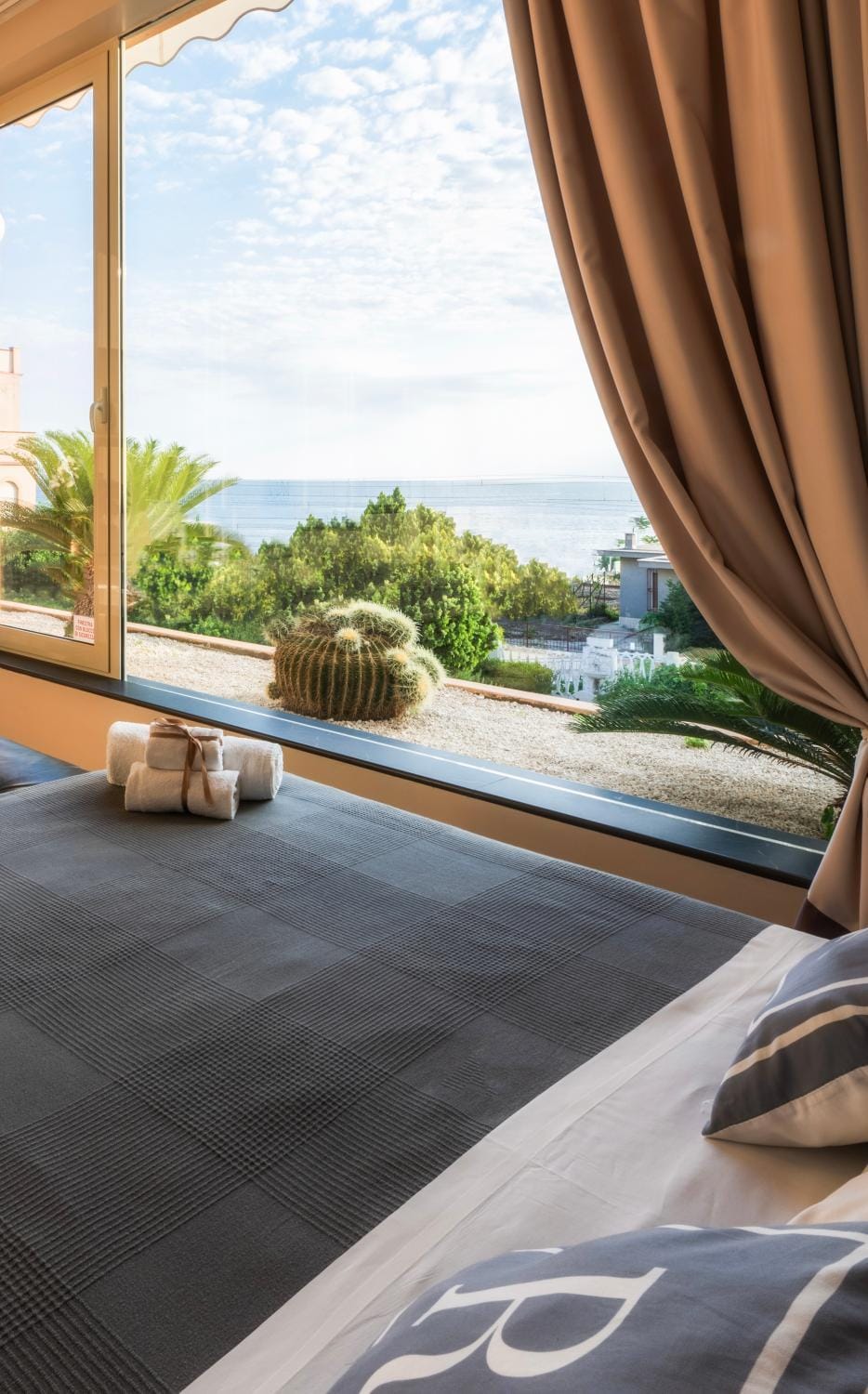 Bed, Natural landscape, View (from property/room), Balcony/Terrace, Sea view