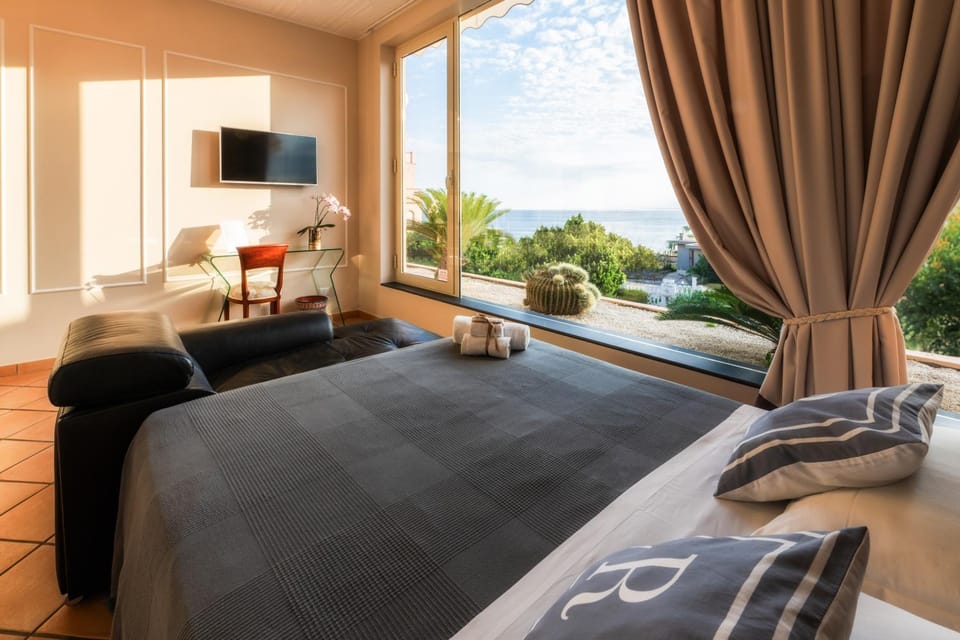 Bed, TV and multimedia, View (from property/room), Photo of the whole room, Bedroom, towels