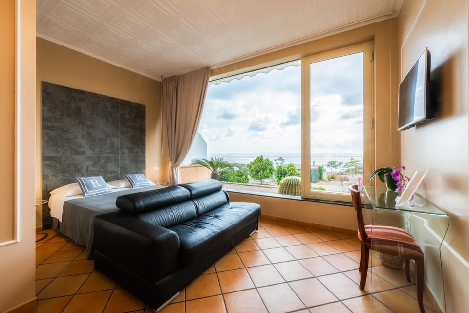 View (from property/room), Balcony/Terrace, Photo of the whole room, Bedroom, Landmark view