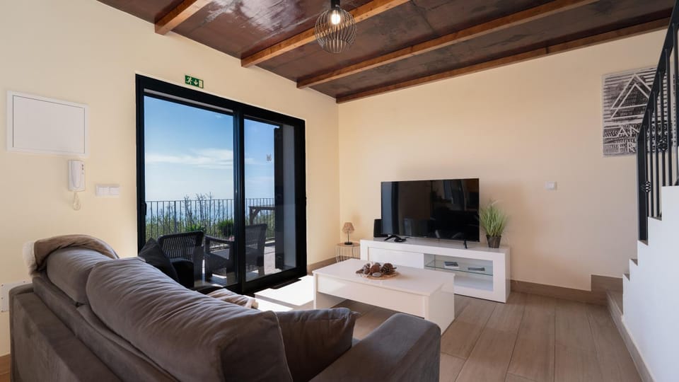 Casa da Felicidade by LovelyStay House in Madeira District