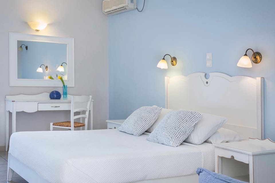 Bed, Photo of the whole room, Decorative detail