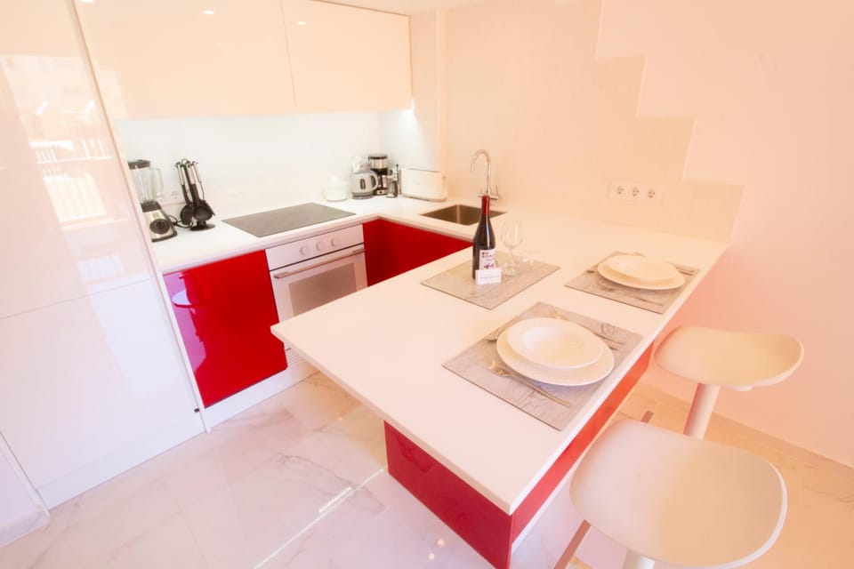Kitchen or kitchenette, Dining area
