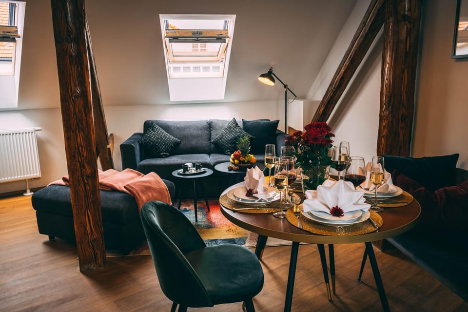 Living room, Food and drinks, Seating area, Dining area
