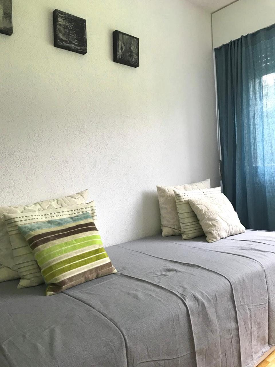 Photo of the whole room, Garden view