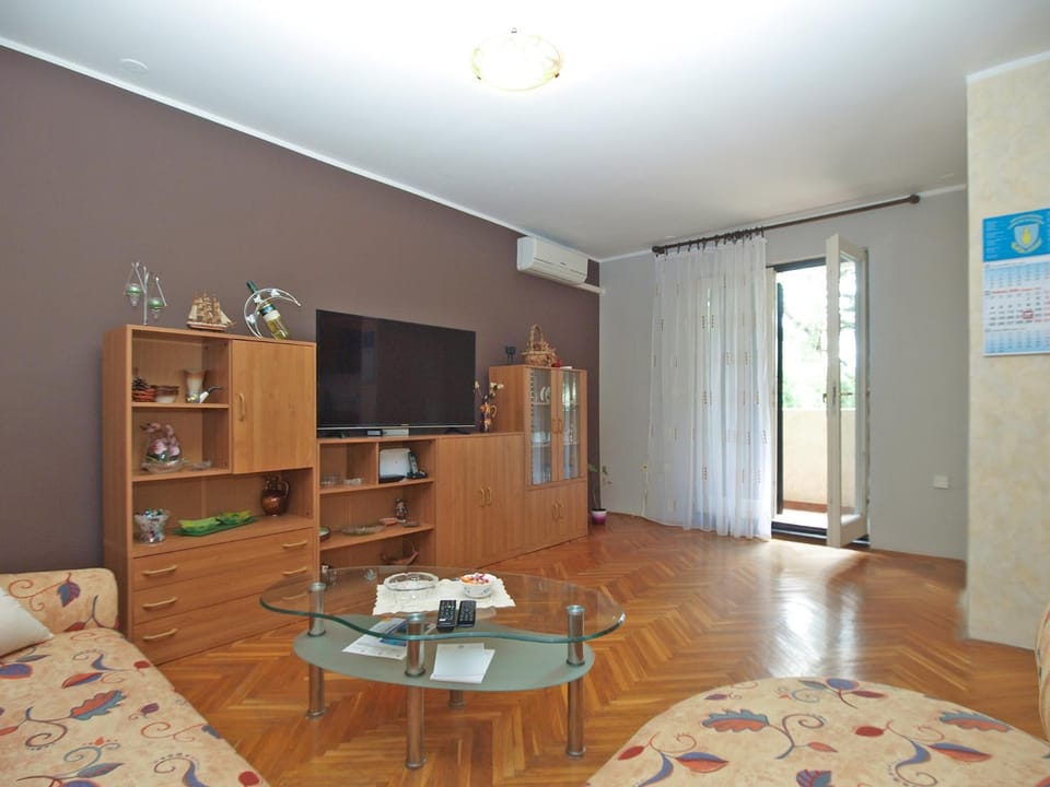 Communal lounge/ TV room, Living room, air conditioner
