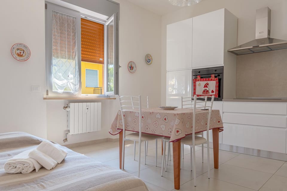 Kitchen or kitchenette, Dining area, stove