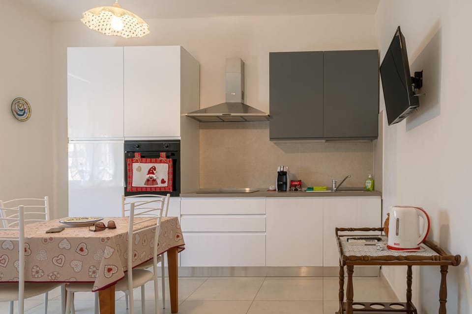 TV and multimedia, Kitchen or kitchenette, Dining area, stove