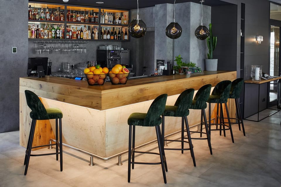 Restaurant/places to eat, Lounge or bar