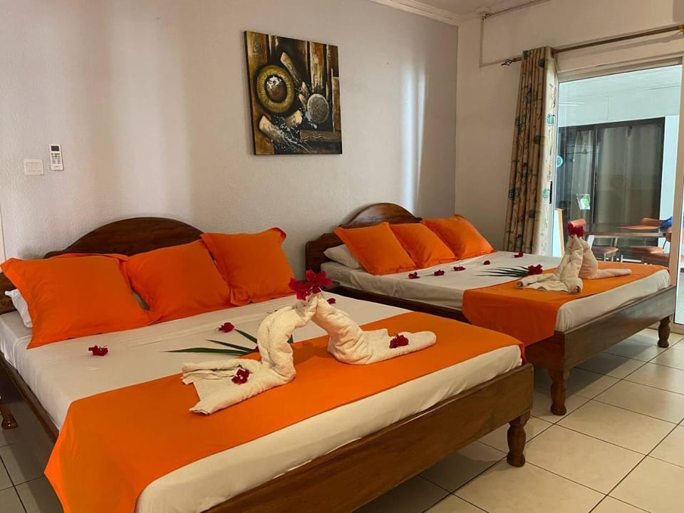 Bed, towels