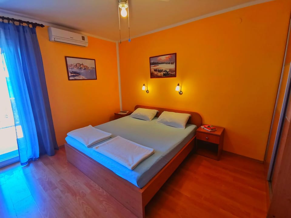 Bed, Bedroom, air conditioner