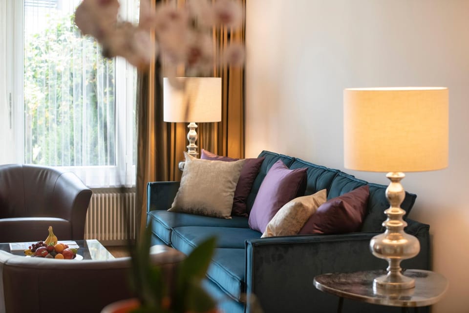 Living room, Photo of the whole room, Decorative detail
