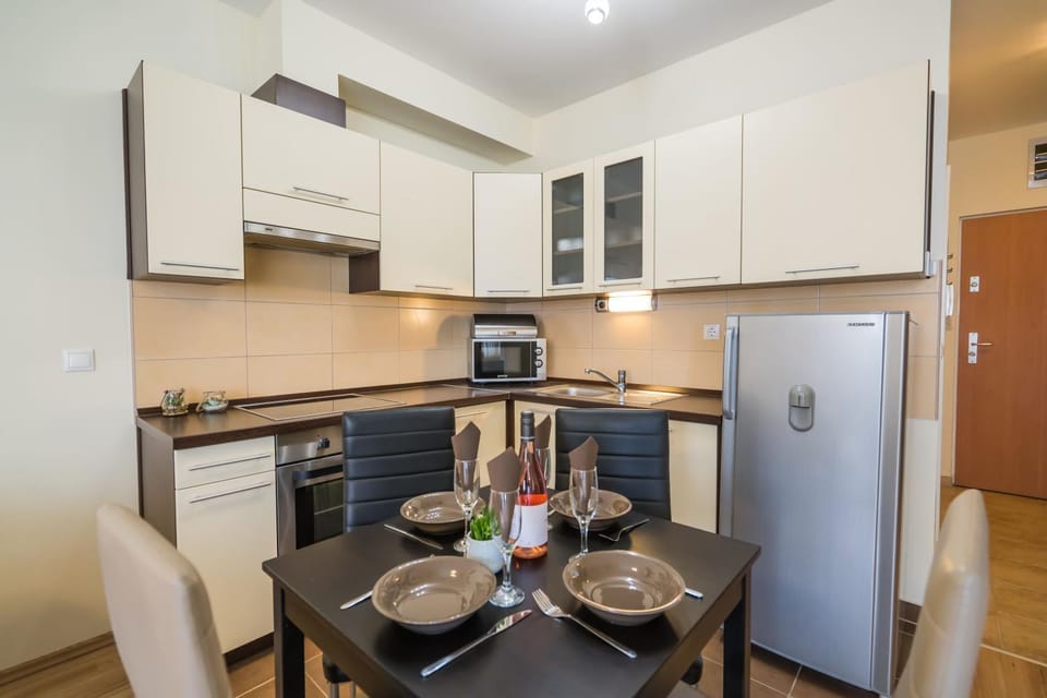 Kitchen or kitchenette, Dining area, minibar, stove