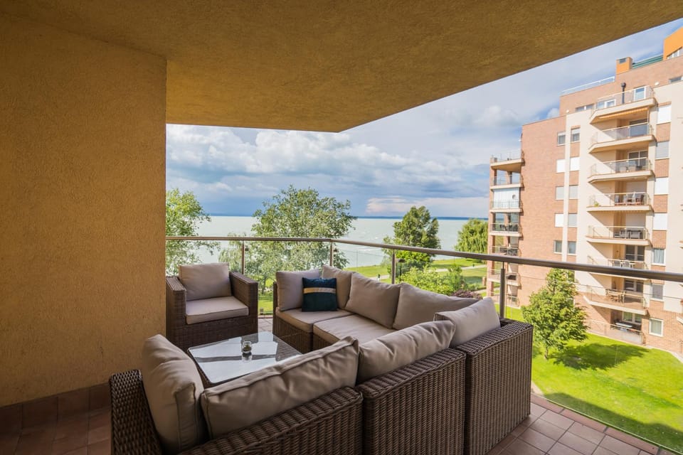 View (from property/room), Balcony/Terrace, Lake view