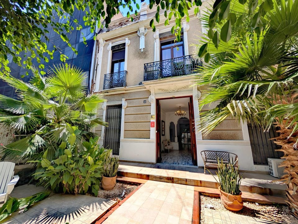 Property building, Facade/entrance, Garden, Balcony/Terrace