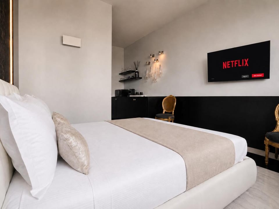 Bed, TV and multimedia, air conditioner