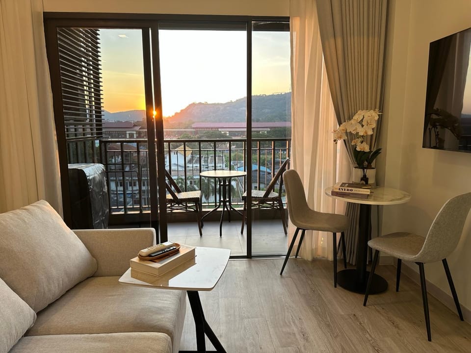 Natural landscape, TV and multimedia, Balcony/Terrace, Living room, Seating area, Dining area, Mountain view