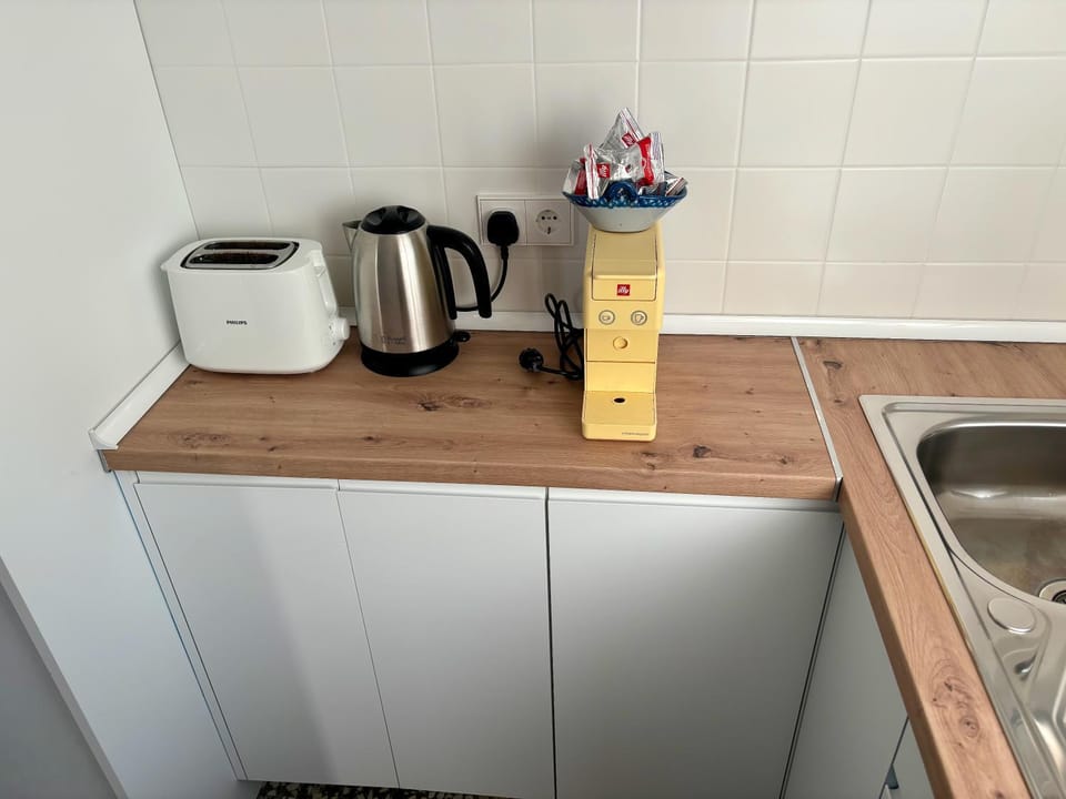 Coffee/tea facilities, Kitchen or kitchenette