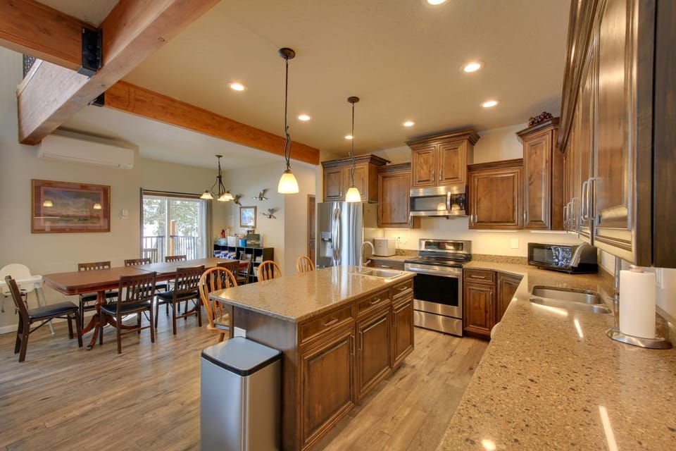 Expansive Group Lake House w/ Private Hot Tub! House in Idaho
