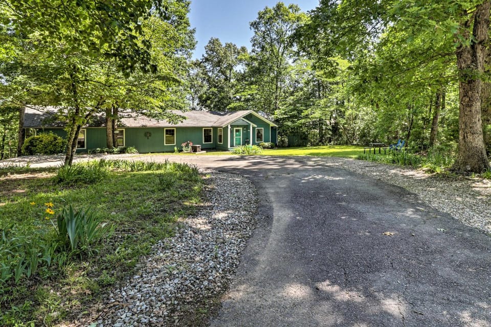 13 Mi to Hot Springs Serene Royal Home with Deck! House in Garland County