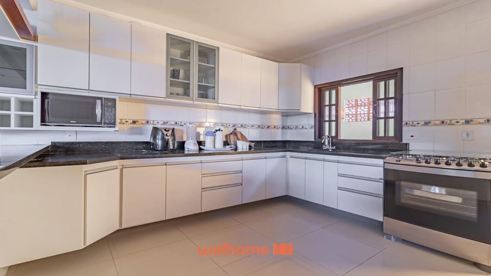 Coffee/tea facilities, Kitchen or kitchenette, stove