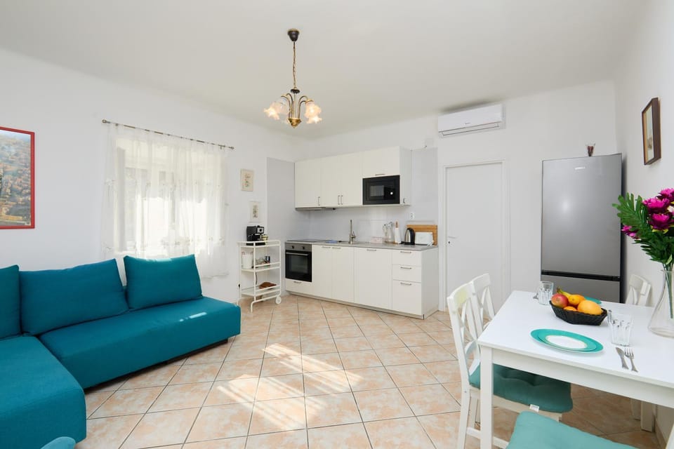 Kitchen or kitchenette, Living room, Dining area, minibar, pet friendly