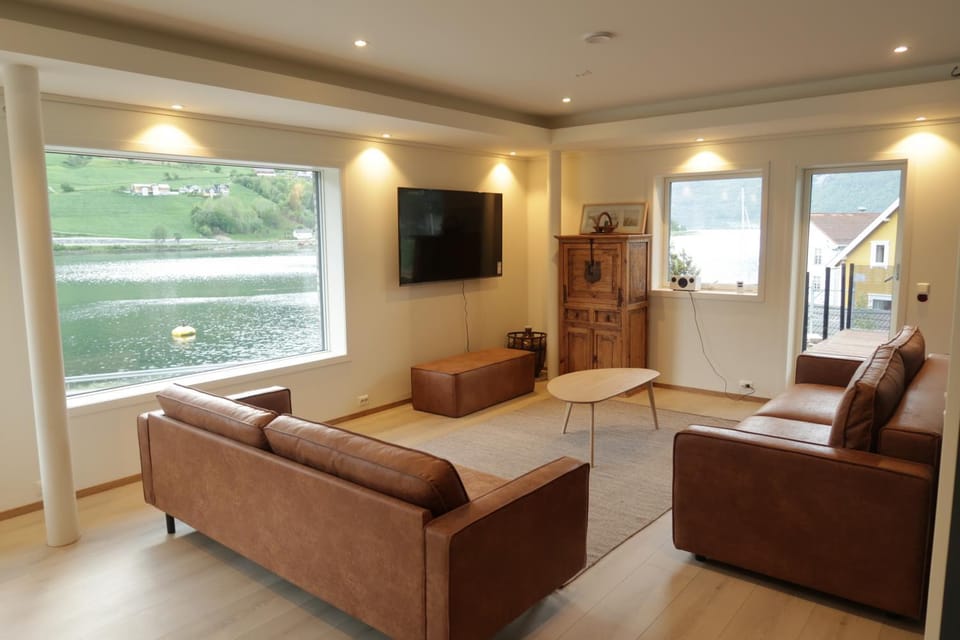 Communal lounge/ TV room, TV and multimedia, Living room, Seating area, Evening entertainment, Lake view, Mountain view