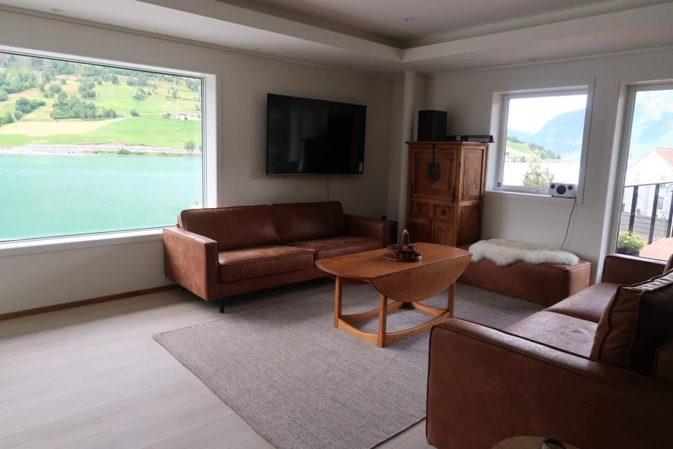 Communal lounge/ TV room, Natural landscape, TV and multimedia, Living room, Seating area, Evening entertainment, Lake view