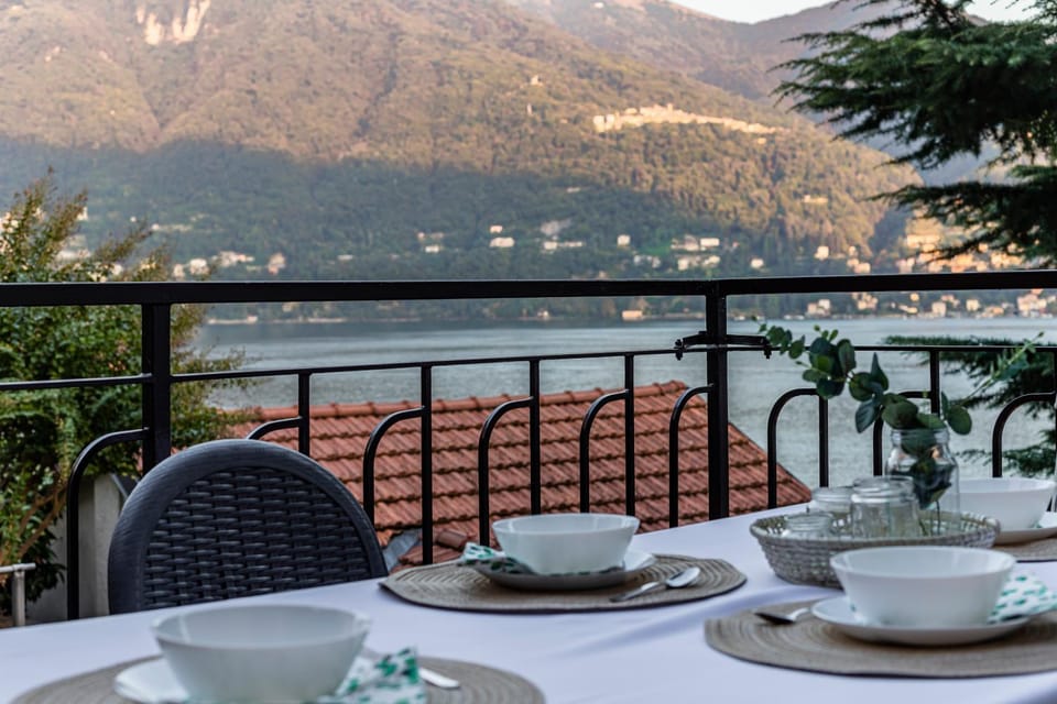 Coffee/tea facilities, Balcony/Terrace, Dining area, Lake view, Mountain view
