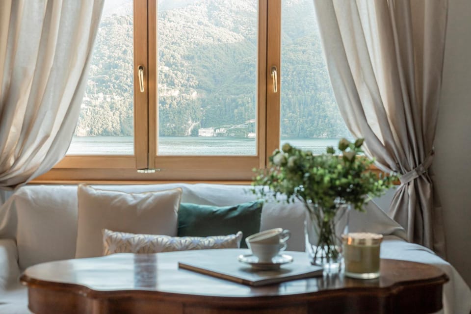 Natural landscape, Living room, Seating area, Dining area, air conditioner