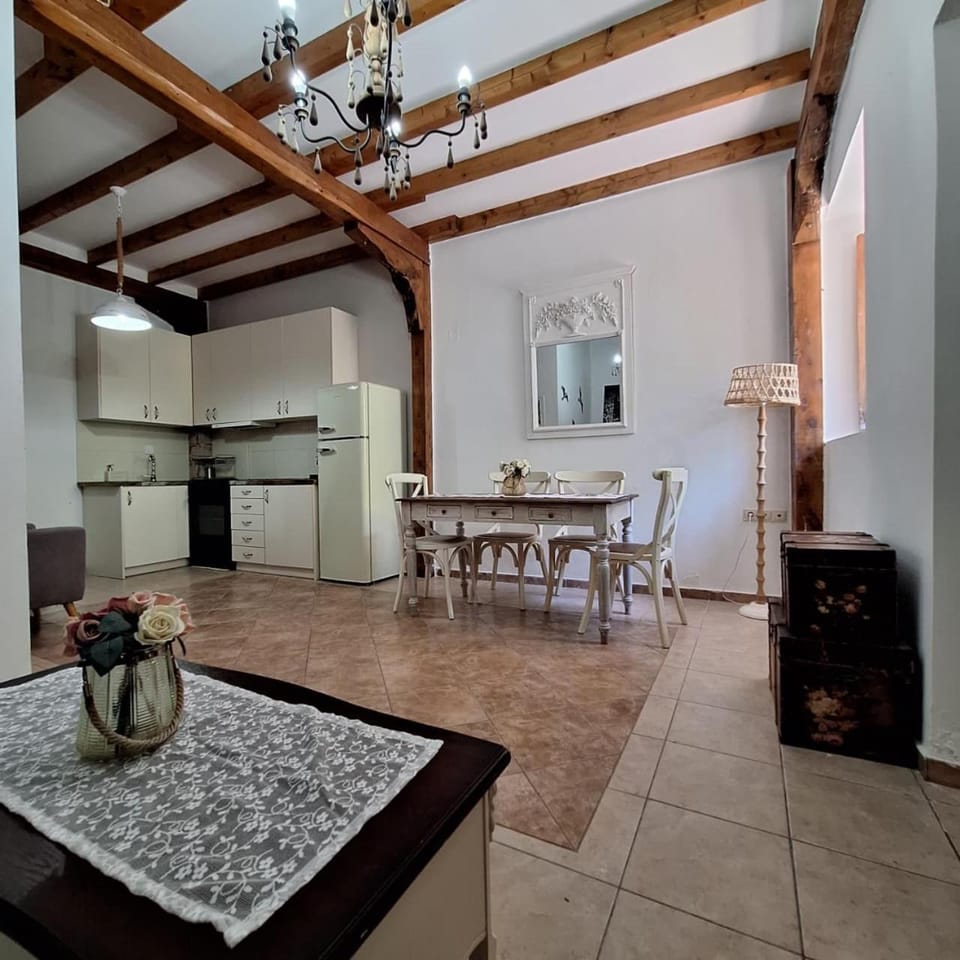 Kitchen or kitchenette, Living room, Seating area, Dining area, stove